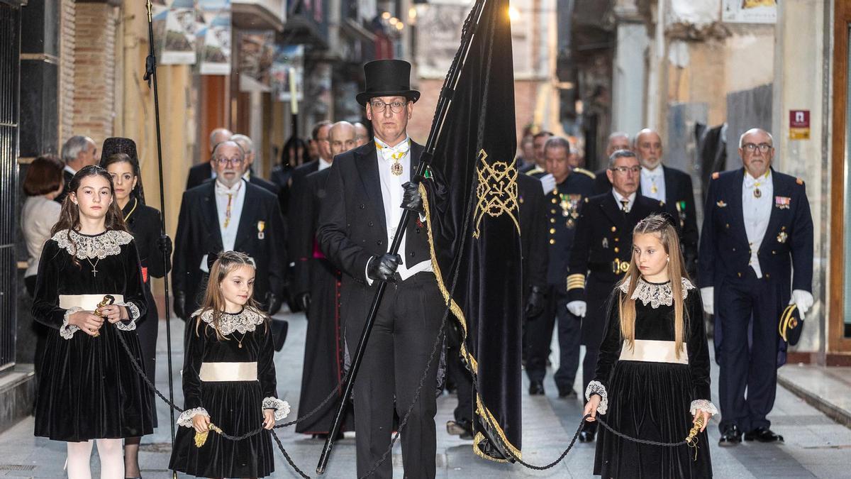La Procesión del Santo Entierro con el Caballero Cubierto y La Diablesa recorre las calles de Orihuela