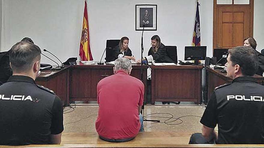 El acusado, ayer durante su comparecencia en un juzgado de lo penal de Palma.