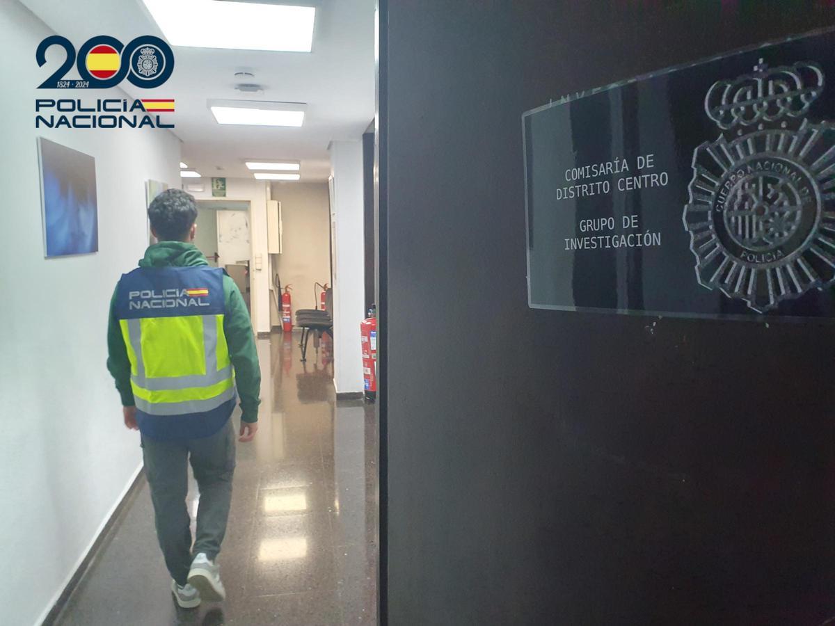 Un agente del Grupo de Investigación de la Comisaría Centro de la Policía Nacional