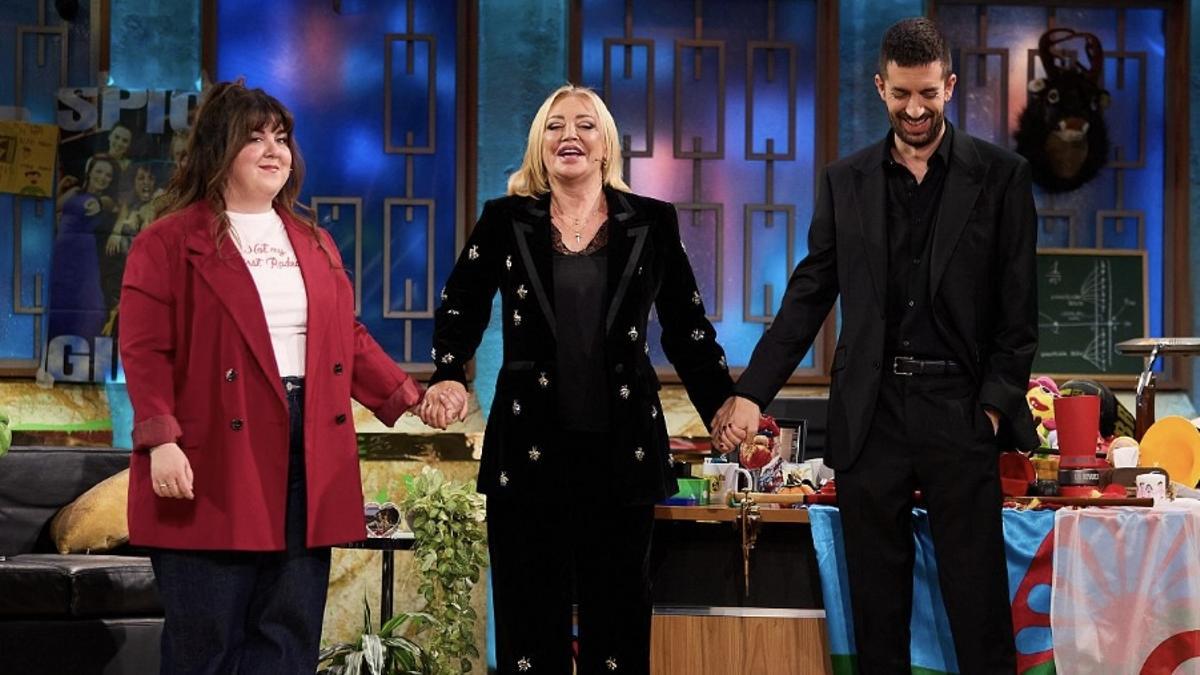 Belén Esteban, con Lalachus y Broncano en 'La revuelta'.