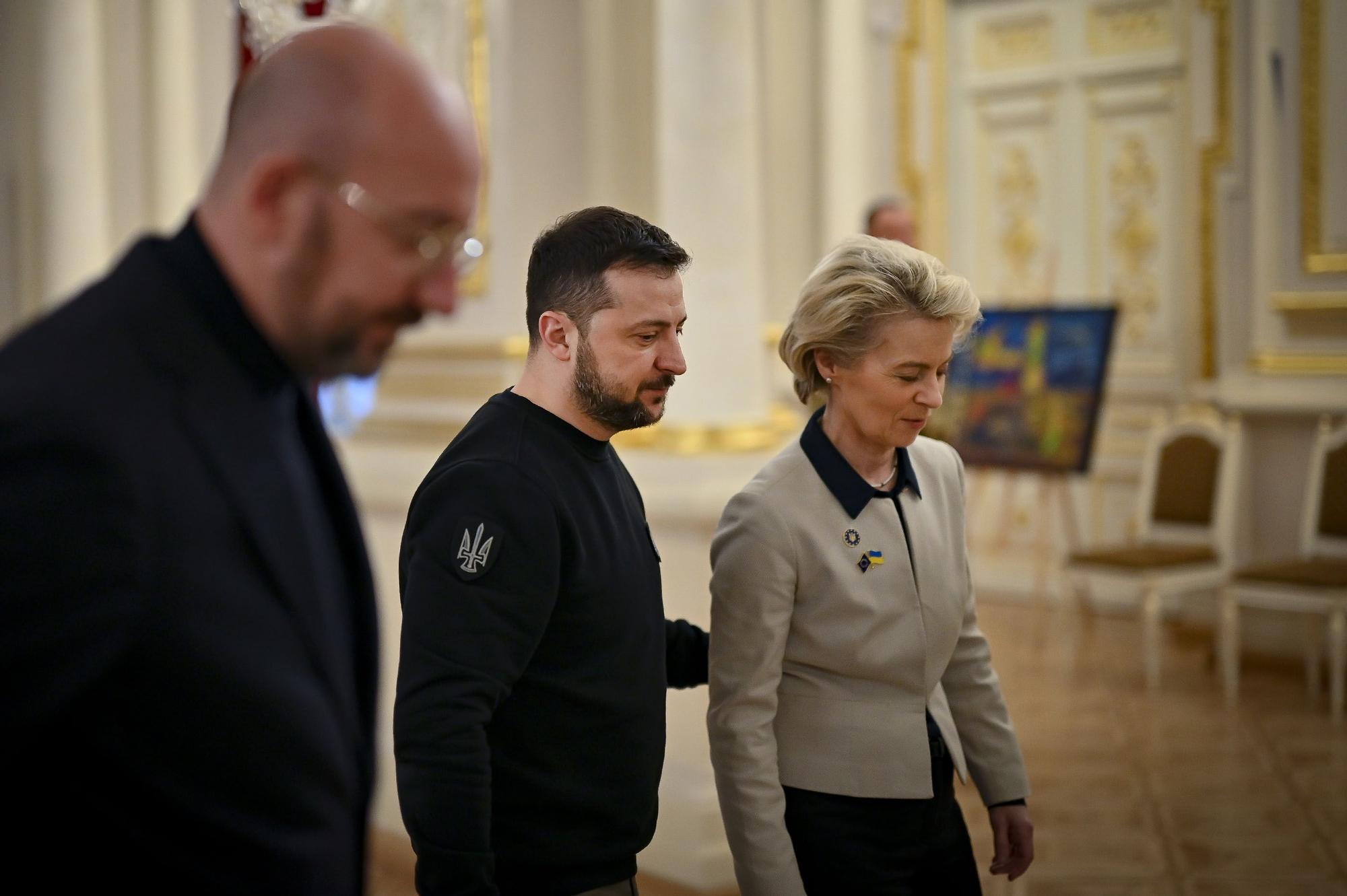 Charles Michel, Volodímir Zelenski y Ursula von der Leyen, durante la cumbre de este viernes UE-Ucrania.