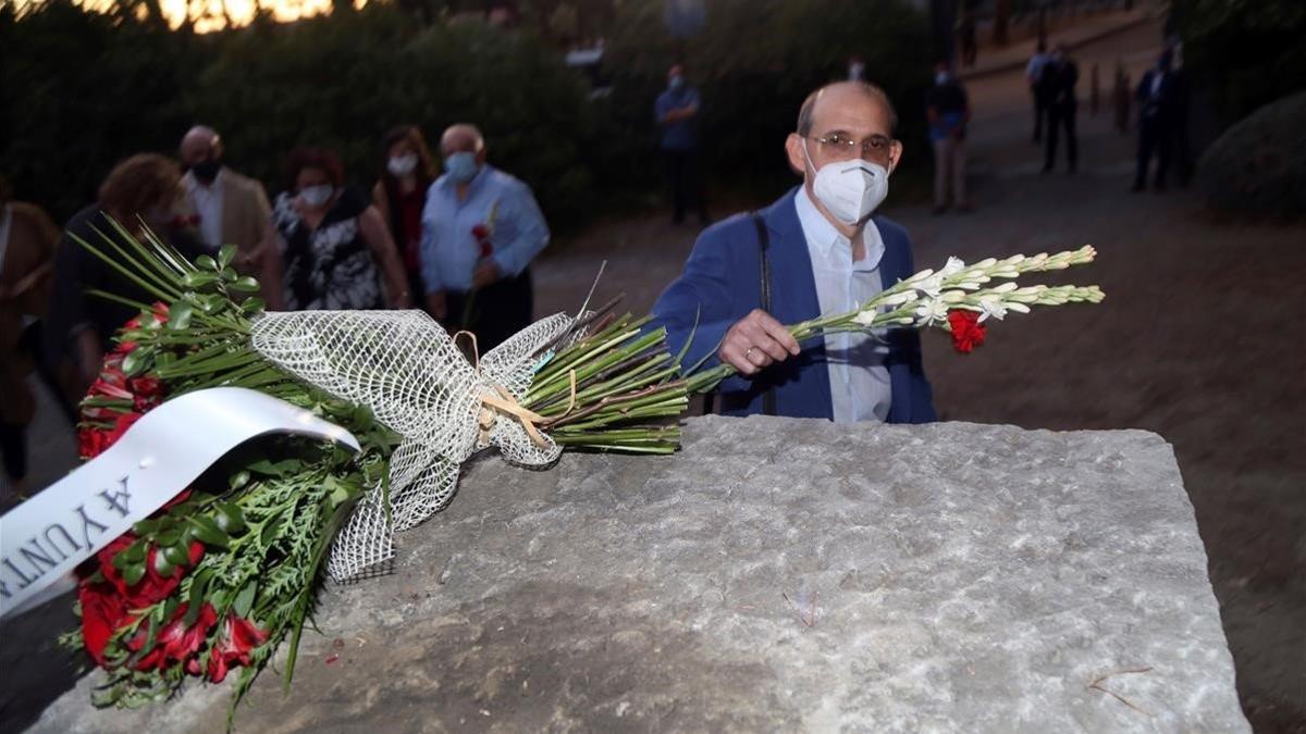 Rafael Cano Guervos, decano de la Facultad de Ciencias Económicas, pone flores en el monolito del parque Garcia Lorca  el 17 de agosto del 2020 en Alfacar  en el acto de homenaje a Federico Garcia Lorca