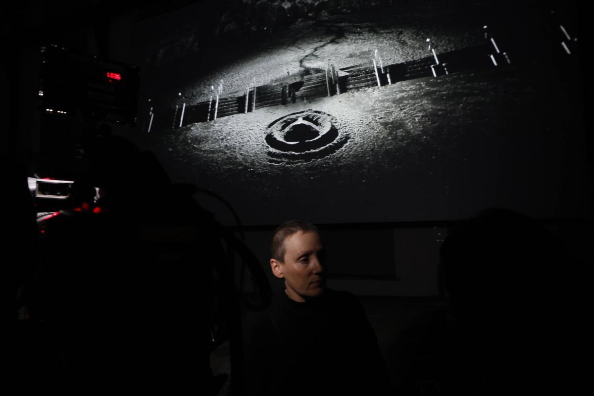 Cristina de Silva, del LEV, en la exposición "Pulse of the Earth" en el Pozu Santa Bárbara