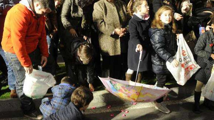 Niños recogen caramelos en la cabalgata de enero pasado. / juan varela