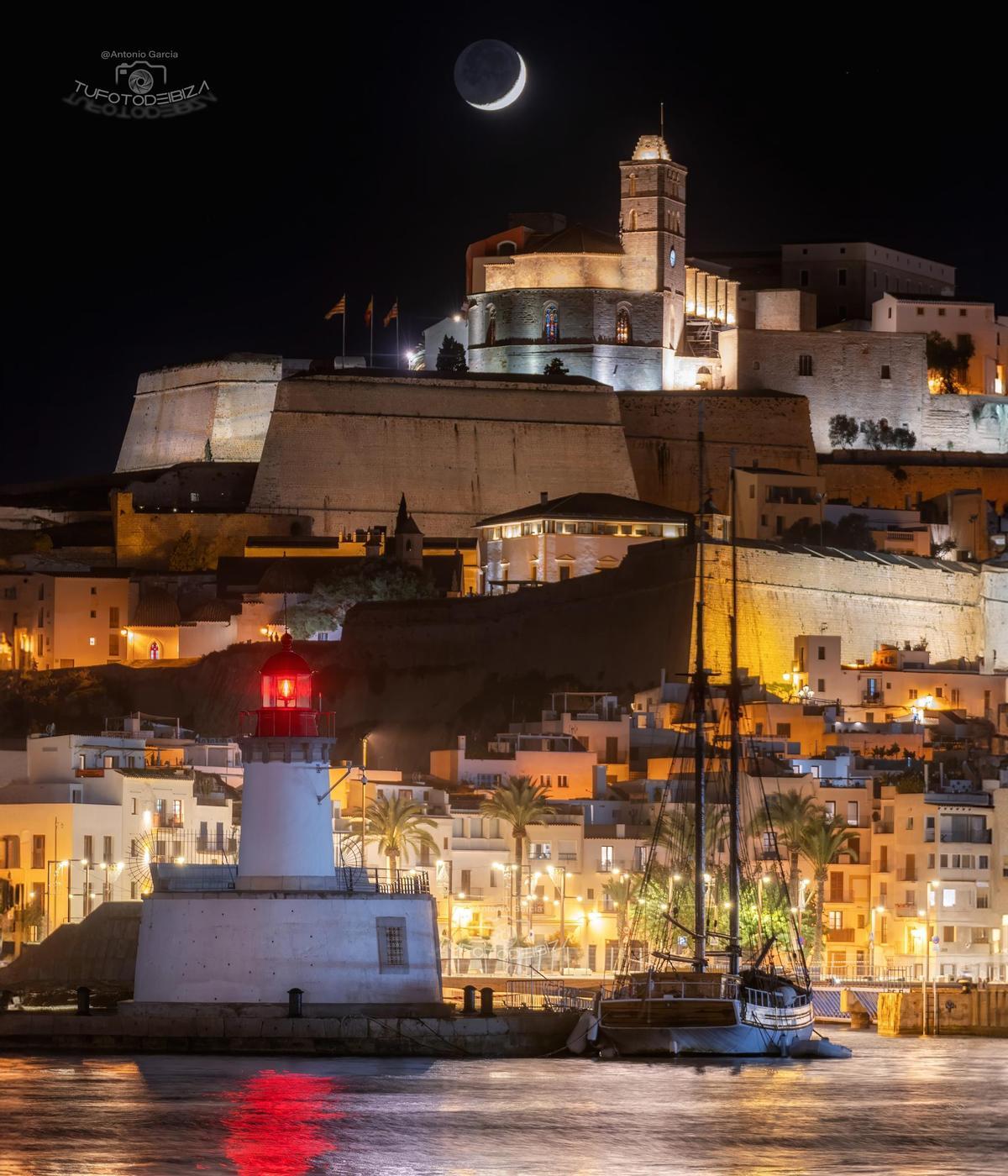 "Night Lights", fotografía del puerto de Vila con la luna de fondo.