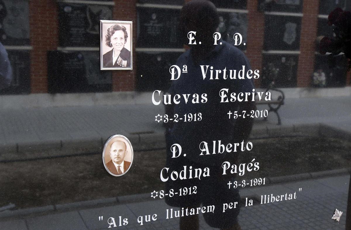 Lápida de Virtudes Cuevas en el cementerio de Sueca.