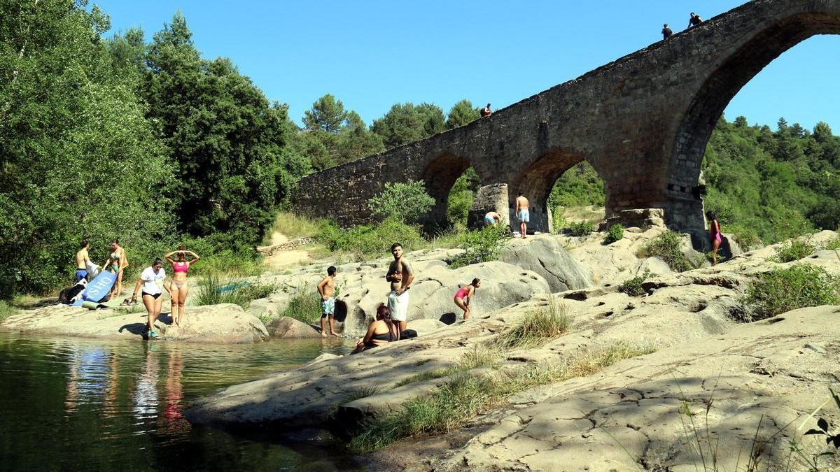 Banyistes a Pedret, en una imatge d'arxiu