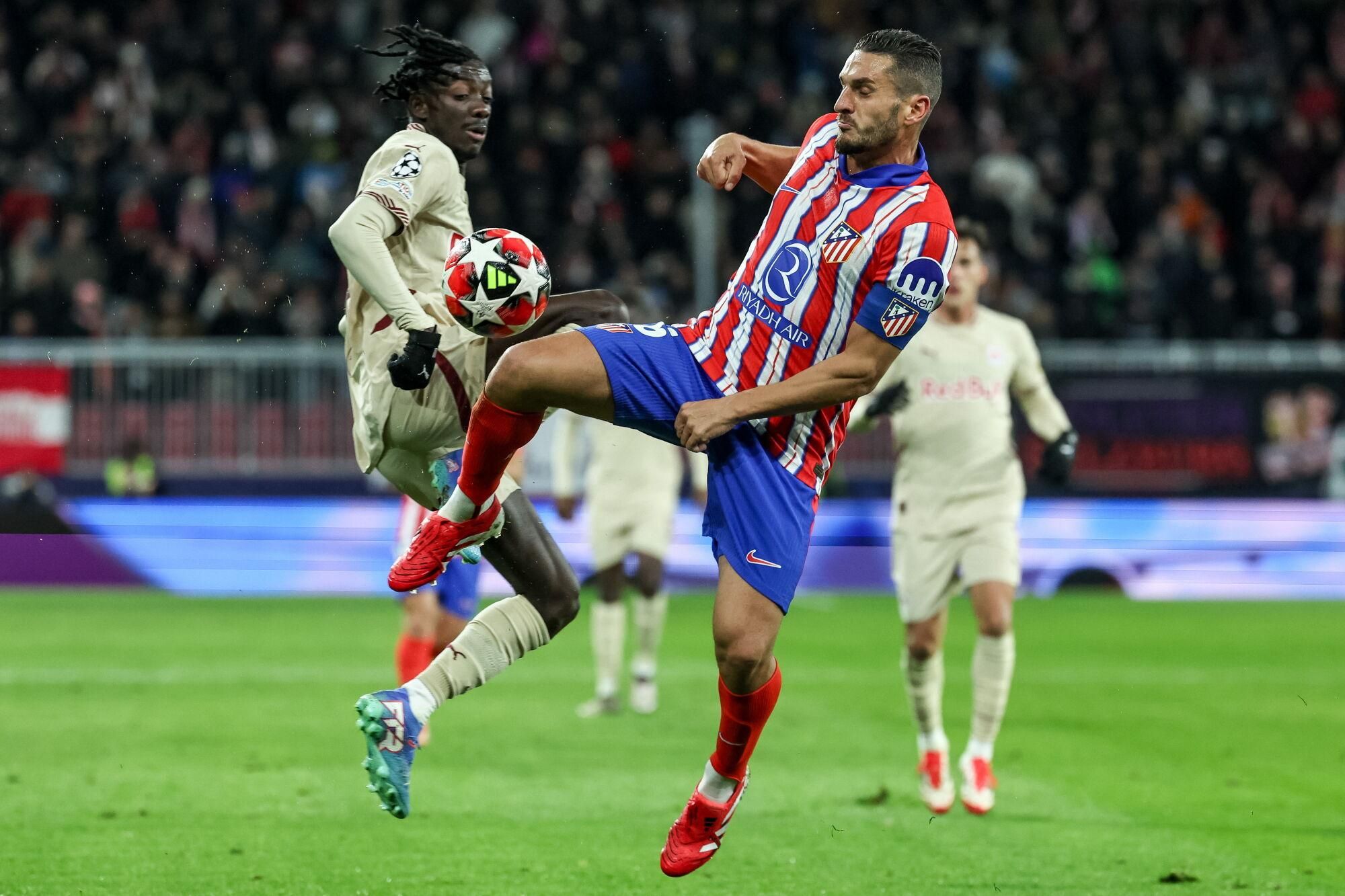 Salzburg (Austria), 29/01/2025.- Moussa Yeo of Salzburg (L) in action against Koke of Atletico (R) during the UEFA Champions League match between RB Salzburg and Atletico Madrid in Salzburg, Austria, 29 January 2025. (Liga de Campeones, Salzburgo) EFE/EPA/FILIP SINGER