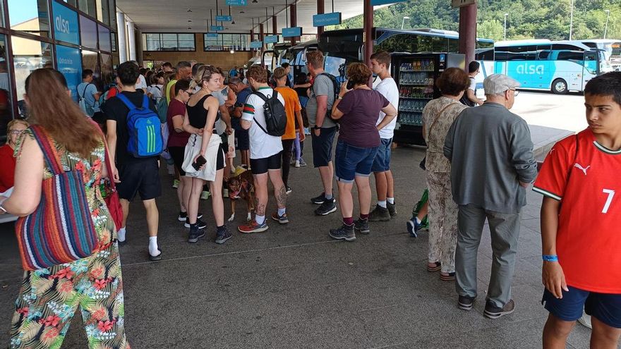 La estación de autobuses de Cangas de Onís, repleta de visitantes que se dirigen a los Lagos de Covadonga