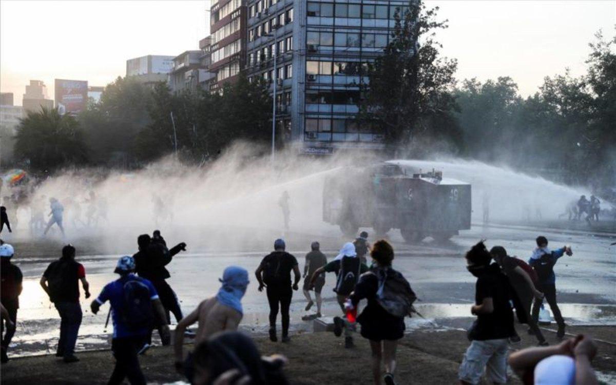 Enfrentamientos entre manifestantes y la policía en Chile.