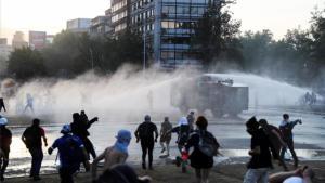 Enfrentamientos entre manifestantes y la policía en Chile.