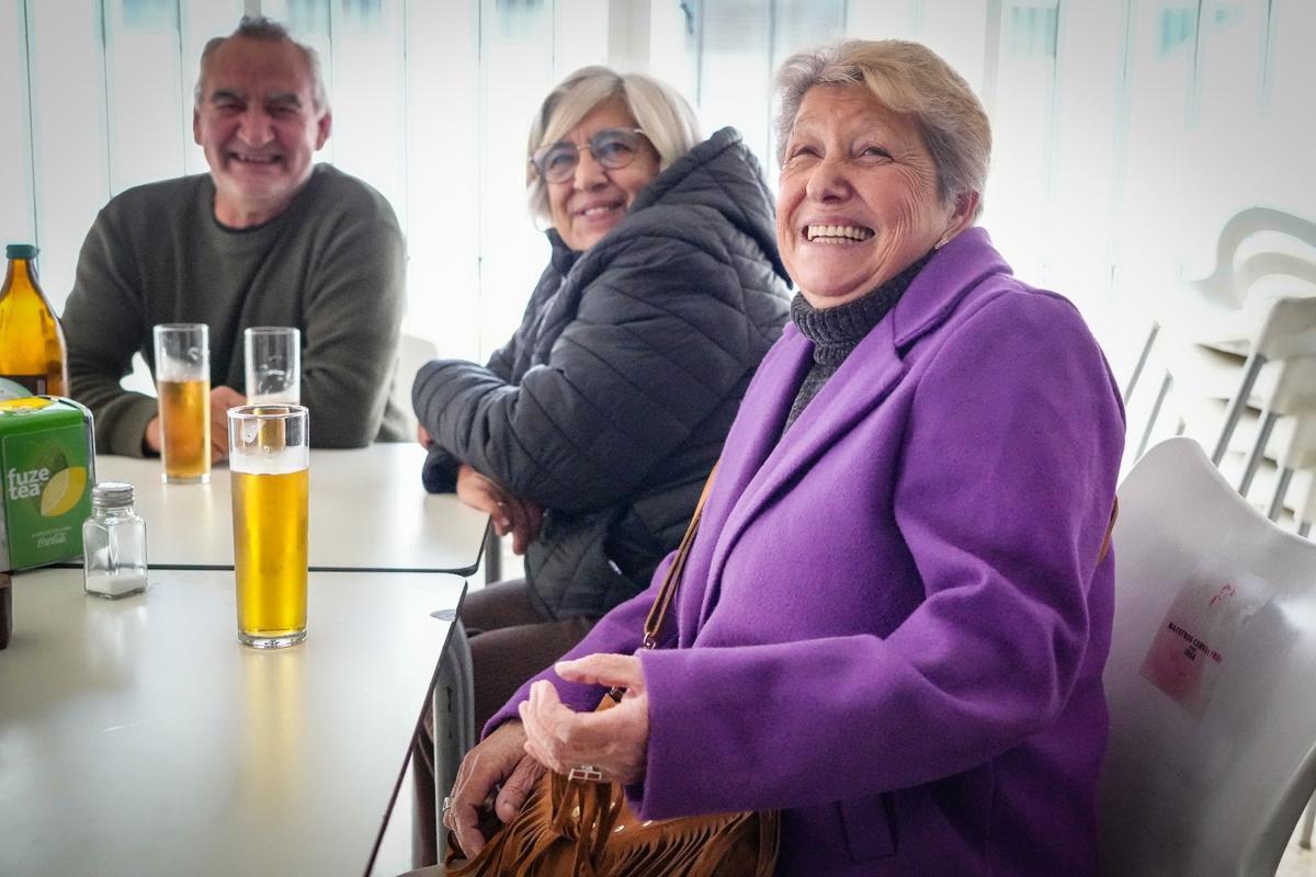 María González Félix con sus amigos después de votar este domingo.