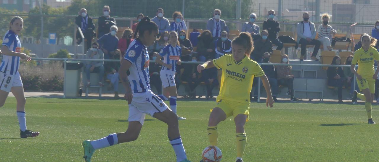 La amarilla Cienfu recibe la presión de una futbolista de la Real Sociedad en un lance del juego durante la primera parte.