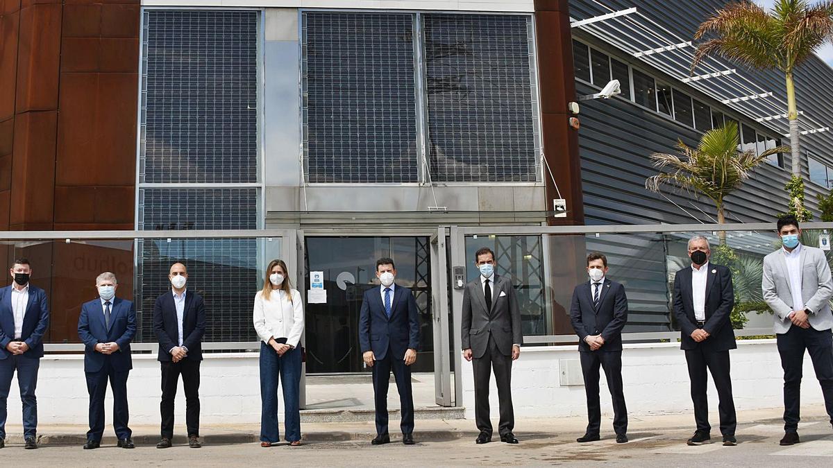 La secretaria de Estado de Energía, Sara Aagesen, junto a directivos de la empresa Soltec, el delegado Vélez y el alcalde de Molina, ayer.