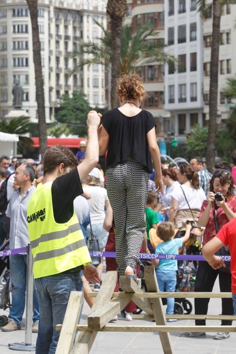 Jornada de ingeniería en la calle, en la plaza del Ayuntamiento de València.