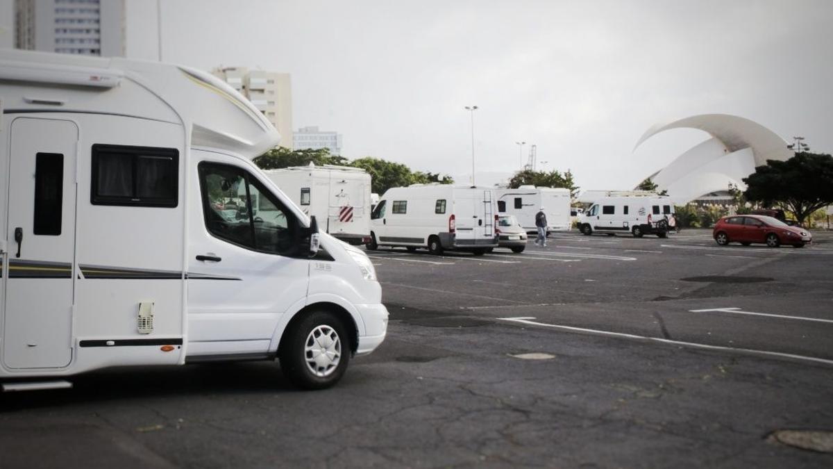 Caravanas aparcadas en Santa Cruz de Tenerife.
