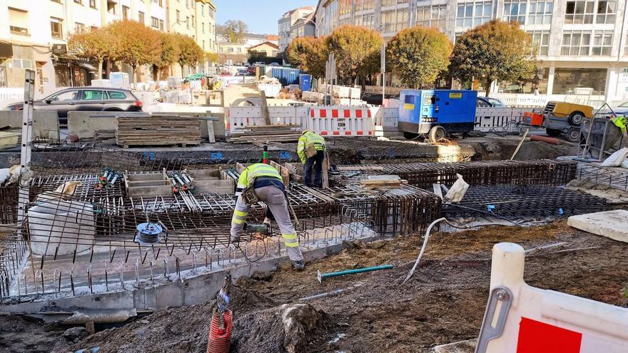 Obreros trabajan, ayer, en el cruce de Sol y Mar, donde se ejecutará la glorieta.   | // M.V.