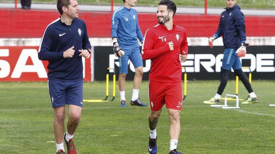 Rubén García, a la derecha, corre junto al preparador físico Roberto Montes, con Mariño y Whalley al fondo.