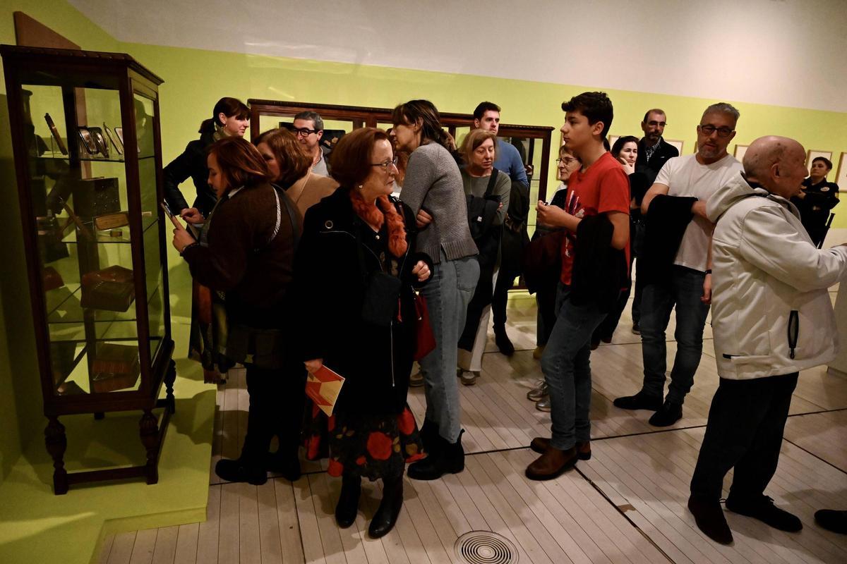Participantes, ayer, en la primera de las visitas guiadas a la exposición.