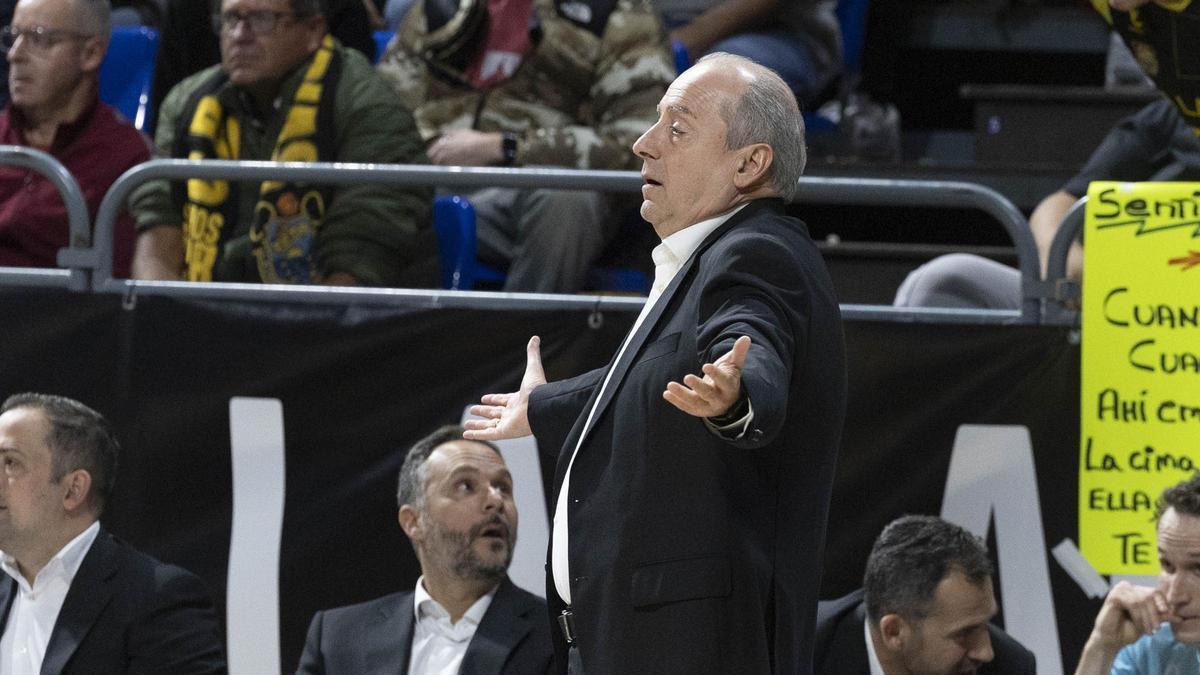 Txus Vidorreta, durante el partido entre La Laguna Tenerife y Barcelona.