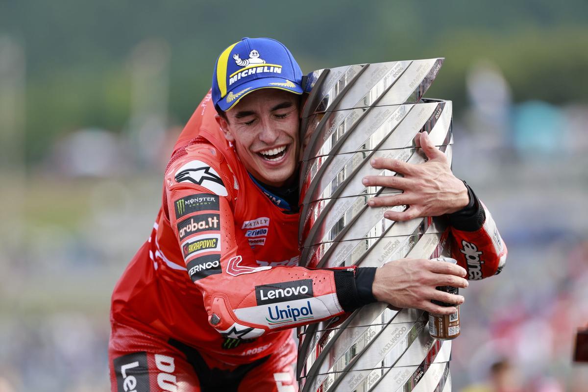 Marc Márquez, con la Torre de Campeones