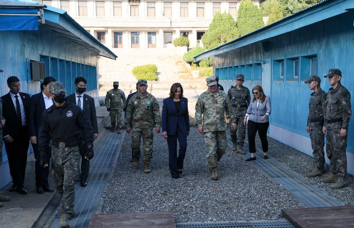 La vicepresidenta de EE. UU., Kamala Harris, se encuentra en un puesto de observación militar mientras visita la zona desmilitarizada (DMZ) que separa Corea del Norte y Corea del Sur, en Panmunjom el 29 de septiembre de 2022