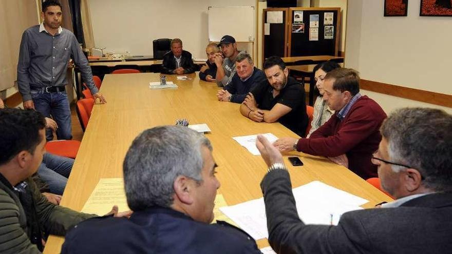 La reunión entre Manuel Cuiña y los propietarios de terrenos en Área 33 tuvo lugar en las instalaciones de Parque 7. // Bernabé/J. Lalín