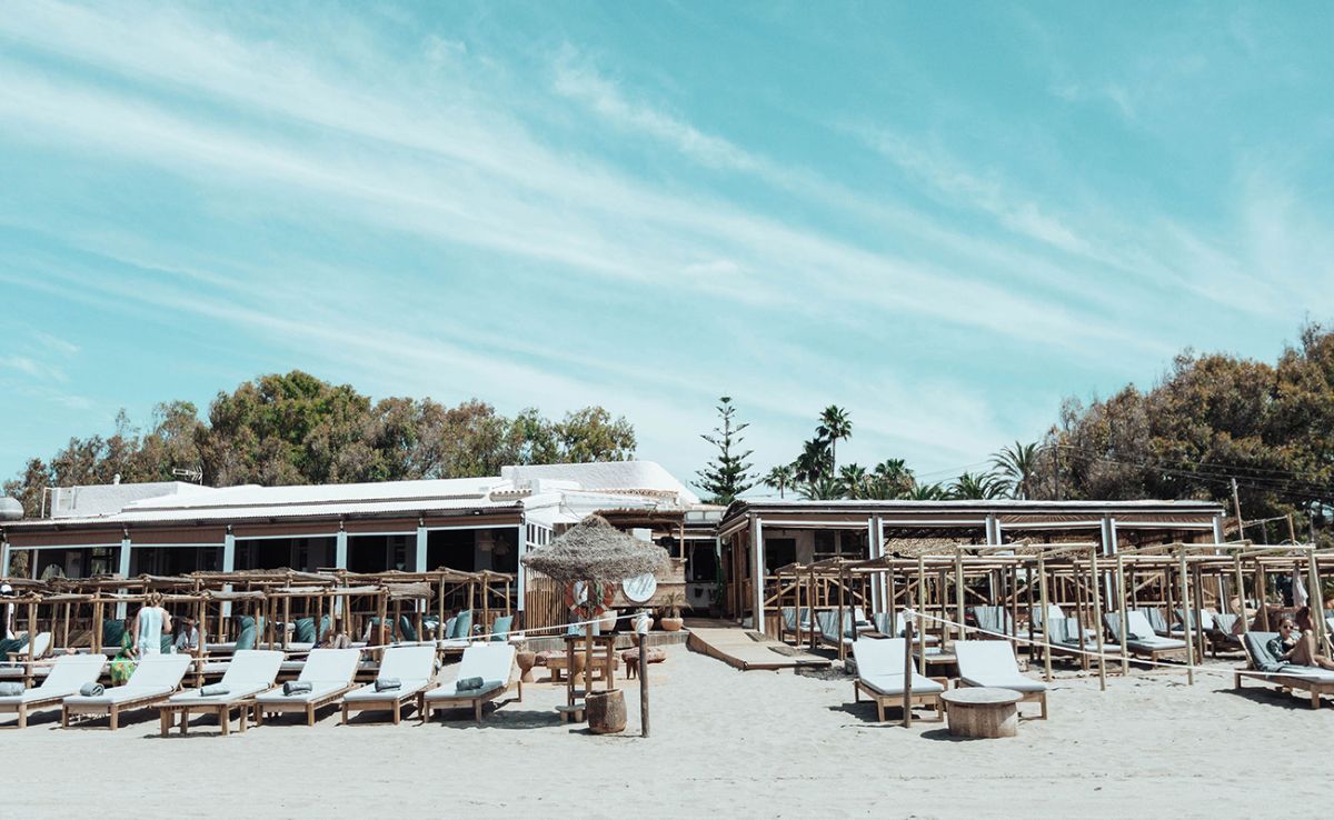 Tumbonas en La Plage Casanis de Marbella