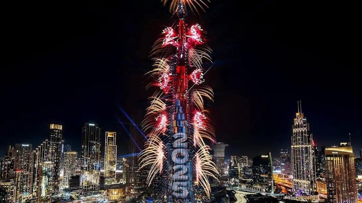 Iluminación del Burj Khalifa de Dubái en la última Nochevieja, dando paso al 2025 con un diseño de los zaragozanos Beatriz Sin y Pablo Mayayo.