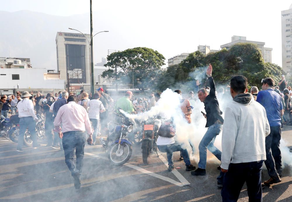 People react to tear gas near the Generalisimo ...