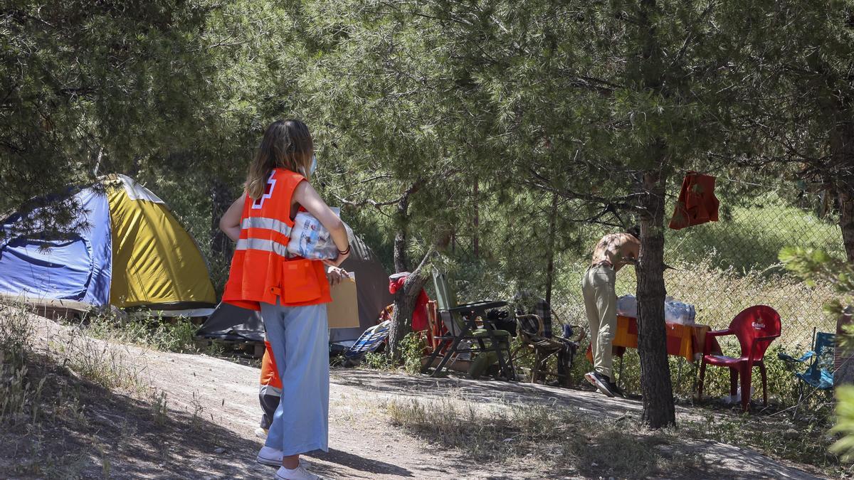 Voluntarios en una zona de personas sin hogar en Alicante