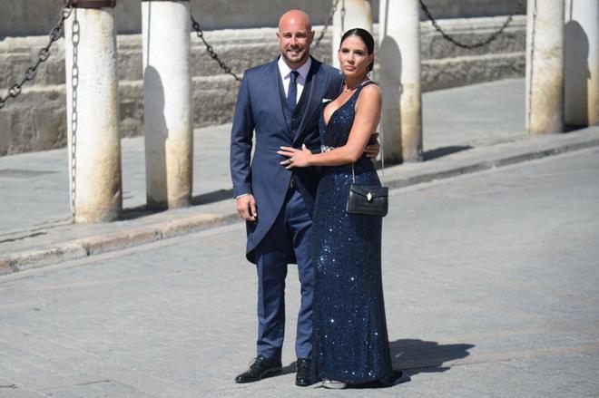 El futbolista Pepe Reina y su esposa Yolanda Ruiz, a su llegada a la Catedral de Sevilla para asistir este sábado a la boda de la presentadora Pilar Rubio y el futbolista Sergio Ramos.