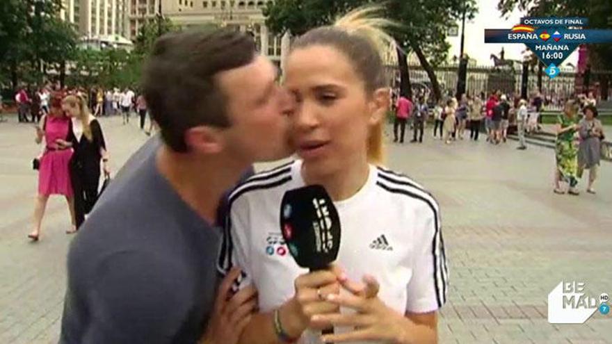 María Gómez recibe un beso durante una crónica del Mundial
