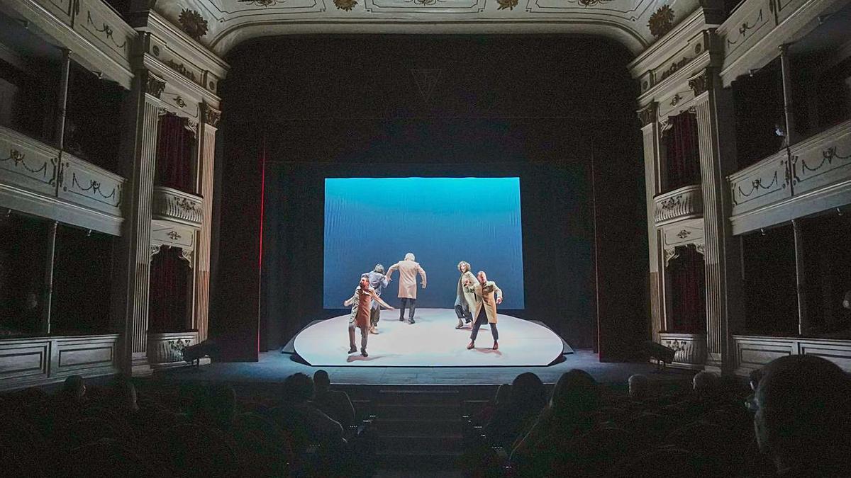 Un momento de la última obra de Joglars, “Señor ruiseñor”, en el Teatro Principal. | Jose Luis Fernández