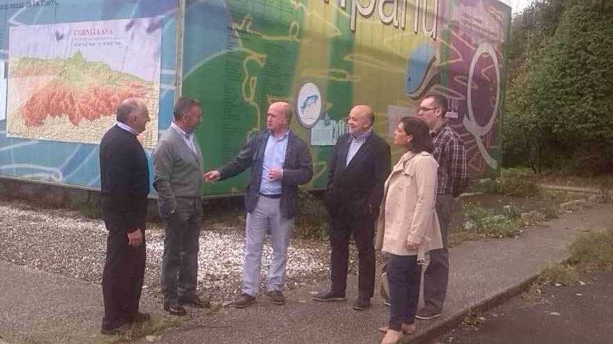 Emilio de Vicente y Juan Carlos Rodríguez, concejales populares de Salas; Luis Venta, Juan Manuel Rodríguez y Juan Manuel Pulido, ediles del PP en Pravia, y la diputada Carmen Pérez García de la Mata.