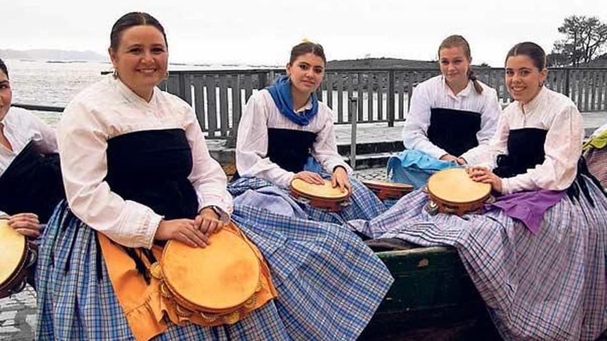 El grupo As Chaneiras actúa el sábado en el Var con Uve de Moaña.  //