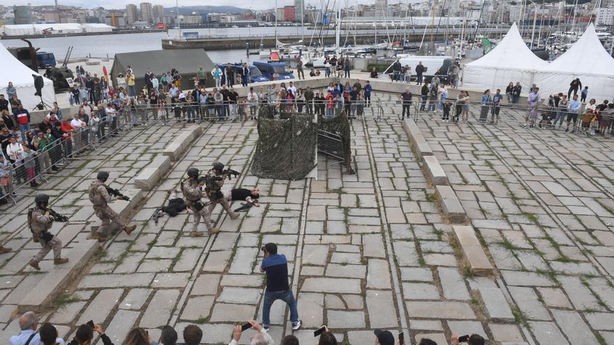 Ejercicio militar simulado en la Dársena de A Coruña