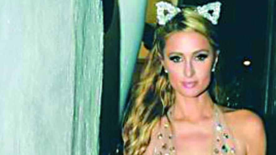 Paris Hilton se viste con moda canaria