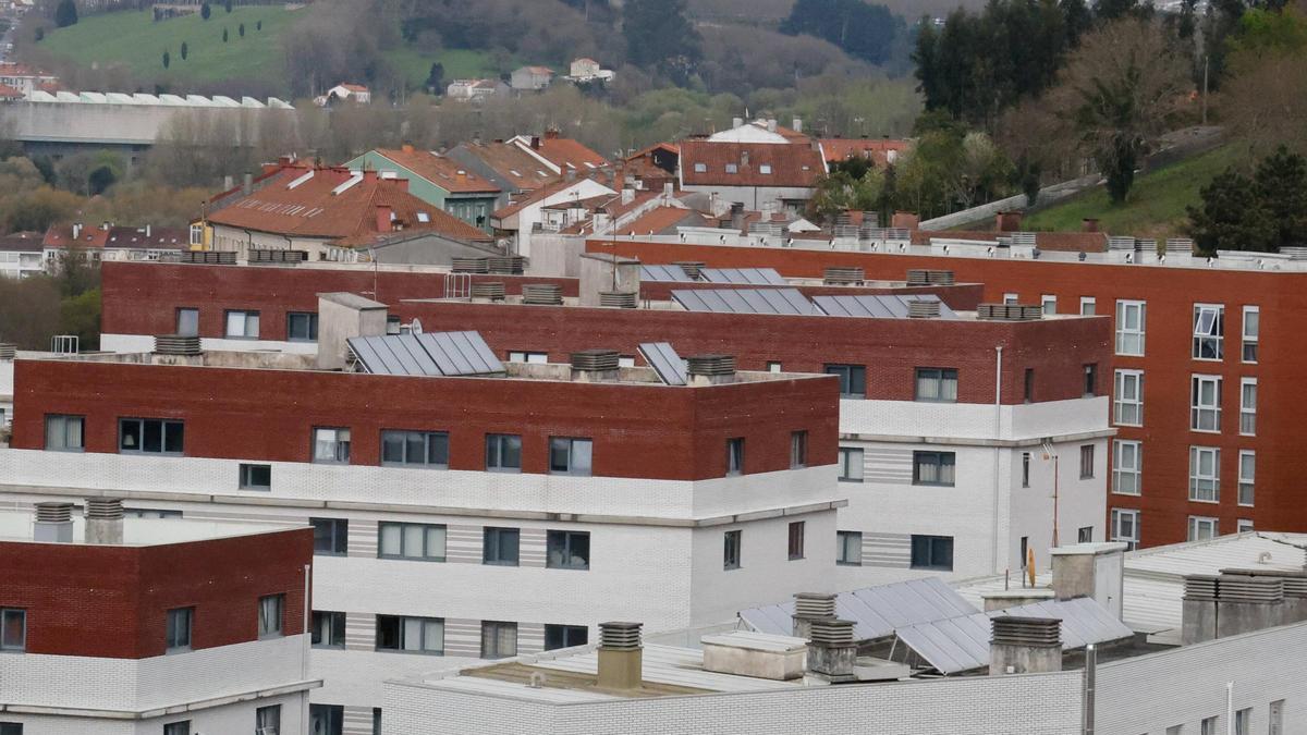 Cubiertas de edificios con placas solares en la zona de O Restollal, en Santiago