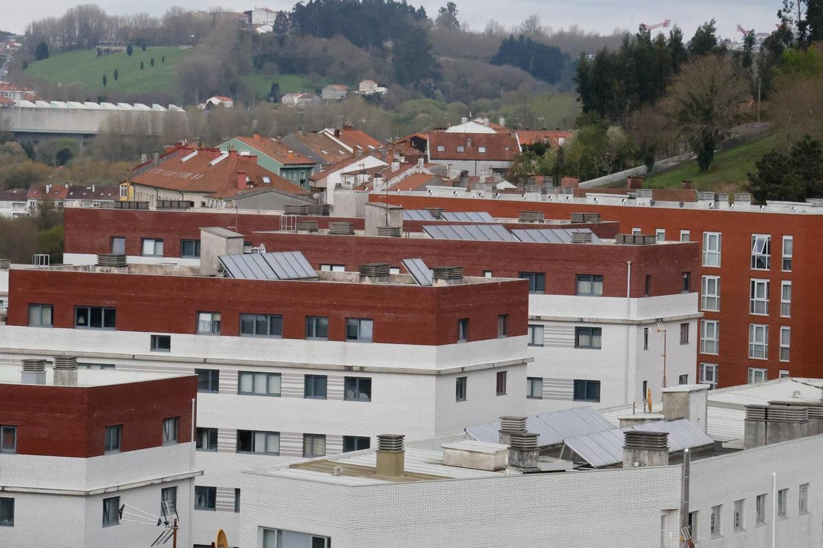 Cubiertas de edificios con placas solares en la zona de O Restollal, en Santiago