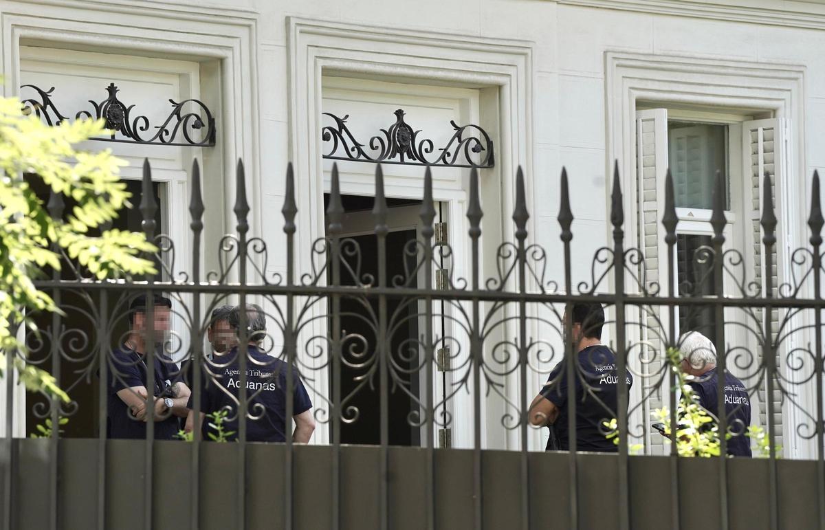 Agentes de Aduanas de la Agencia Tributaria en una operación de registro de una sede.