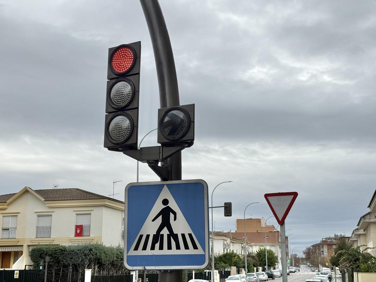 Detalle de uno de los semáforos de la capital extremeña.