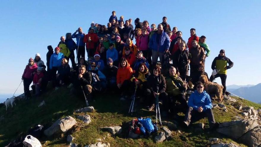 El grupo de montaña Picu Pienzu a su llegada a La Gobia.