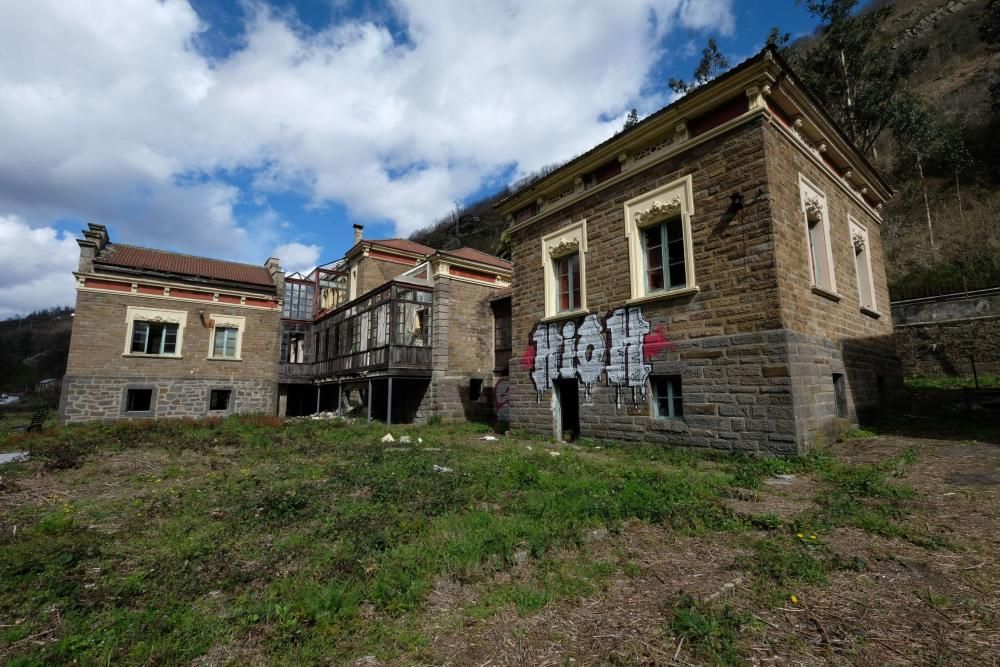 Pintadas y deterioro del Sanatorio de Bustiello
