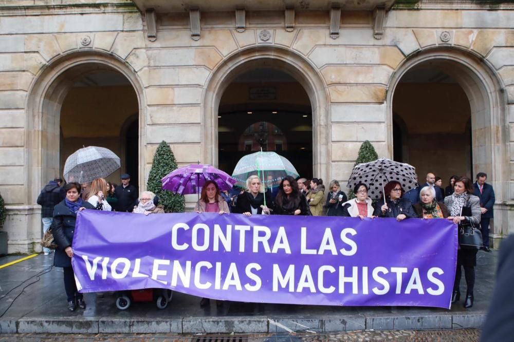 Emotivo minuto de silencio en Gijón por Paz Fernán