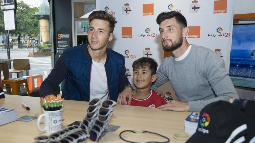 Saúl y Borja Valle, protagonistas en la tienda Orange de plaza de Pontevedra