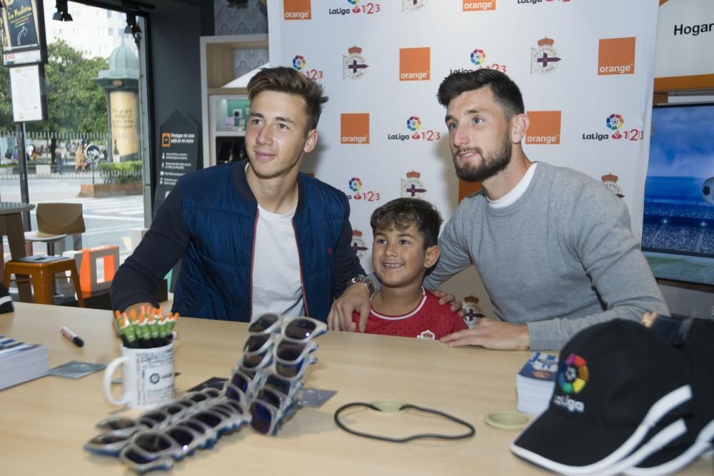 Encuentro con aficionados deportivistas para firmar autógrafos yy fotografiarse en la tienda Orange de la plaza de Pontevedra.