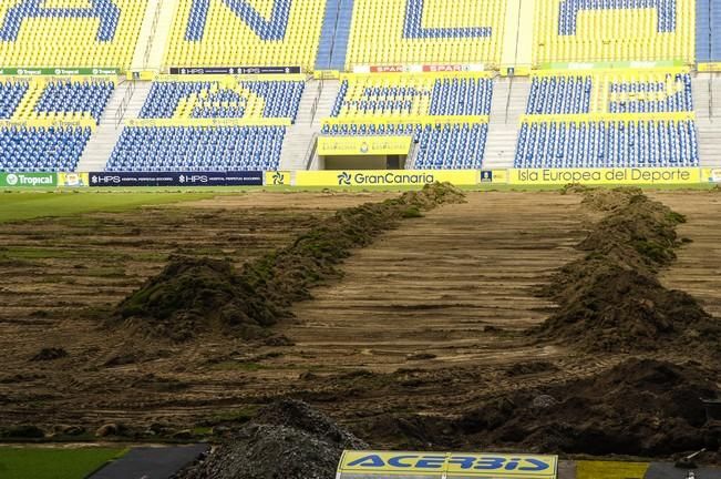 PREPARANDO EL CESPED PARA LA PROXIMA TEMPORADA