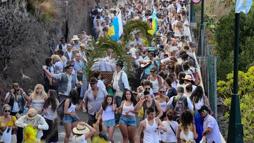 Un momento del arranque de la comitiva de la 40 Traía del Gofio y Agua desde los molinos de Lolita y Ananías de Agüimes.