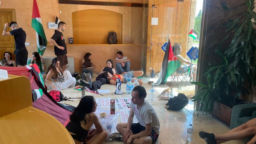 Estudiantes acampados por Palestina se encadenan a las puertas del rectorado de la UIB e ignoran las peticiones de desalojo